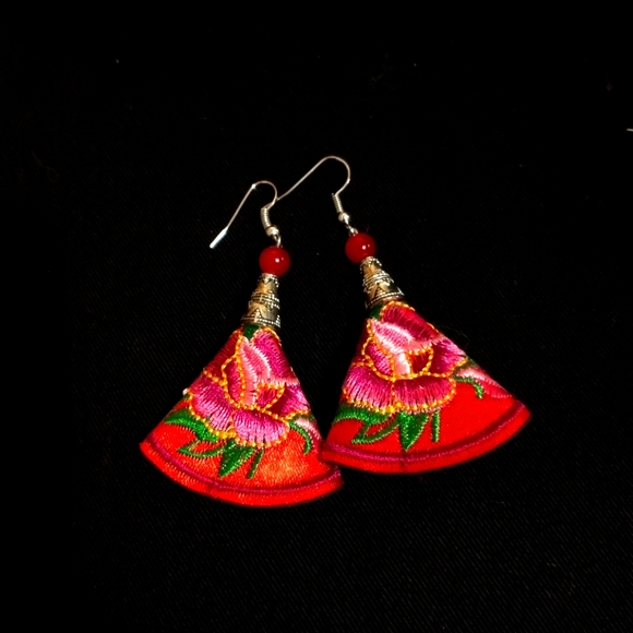 Set of two embroidered earrings - Picture 1 of 3